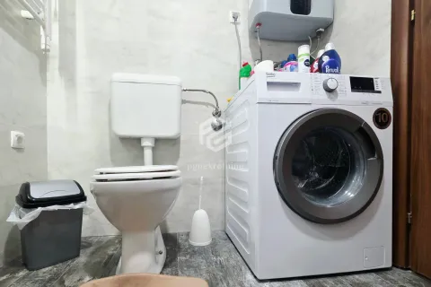 Kupatilo sa toaletom i veš mašinom. - image 8