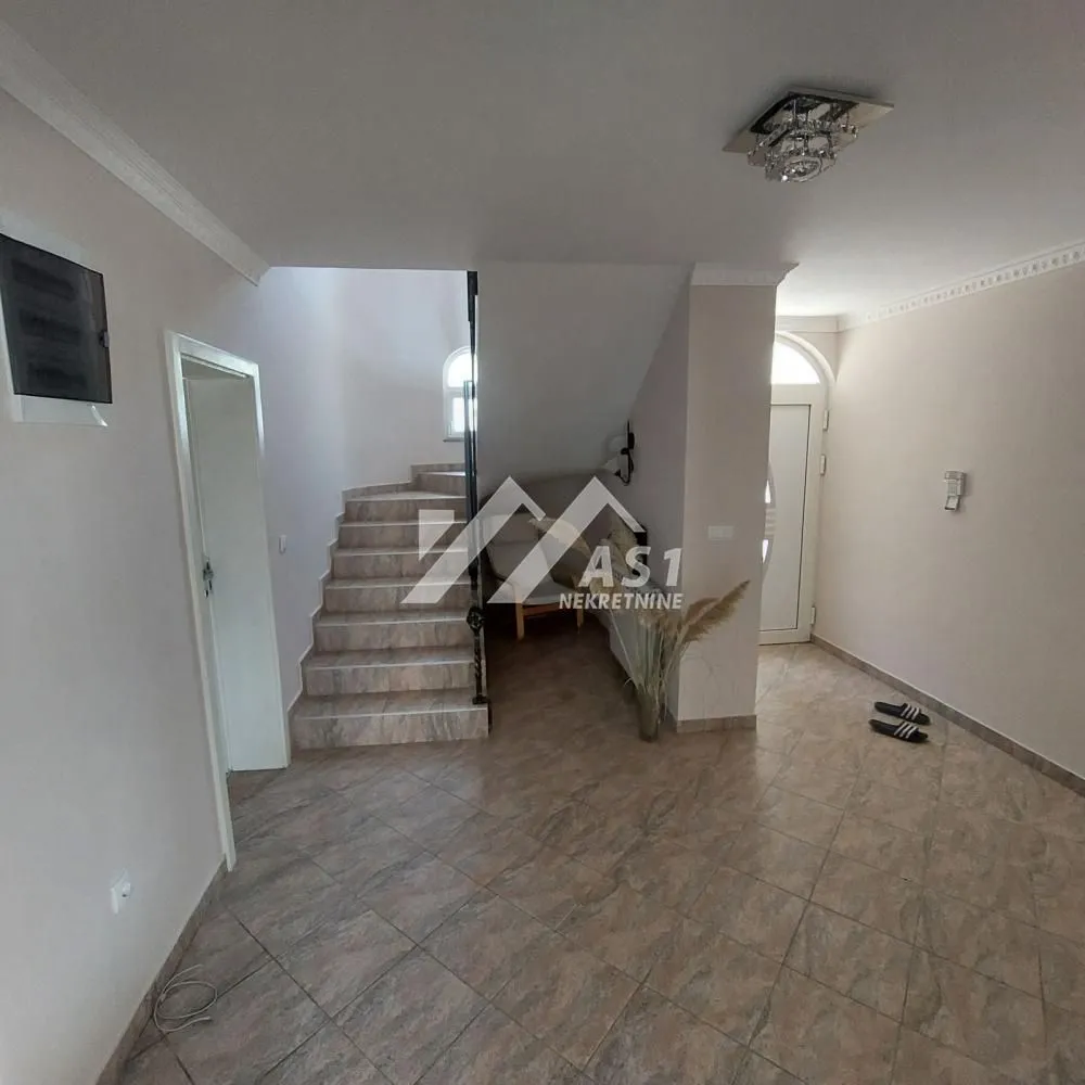 Rent, house, 225m², Lipov gaj, Novi Sad Sve Podlokacije