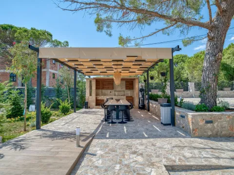 Izdavanje, kuća, 250m², Zagora, Kotor - image 14