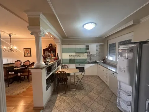 Kuhinja povezana sa trpezarijom u tradicionalnom stilu. - image 6