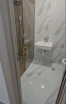 Moderne kupatilo sa tuš kabinom i umivaonikom. - image 6