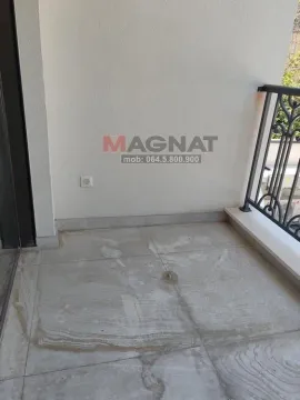 Pogled na nenamestenu terasu sa keramičkim pločicama i ogradom. - image 10