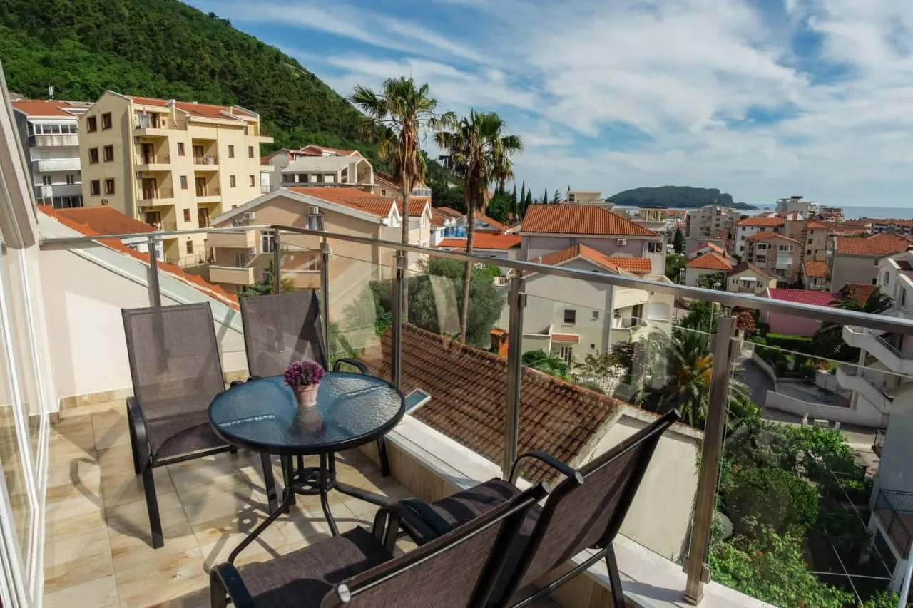 Izdavanje, dvosoban stan, 61m², Podkošljun, Budva