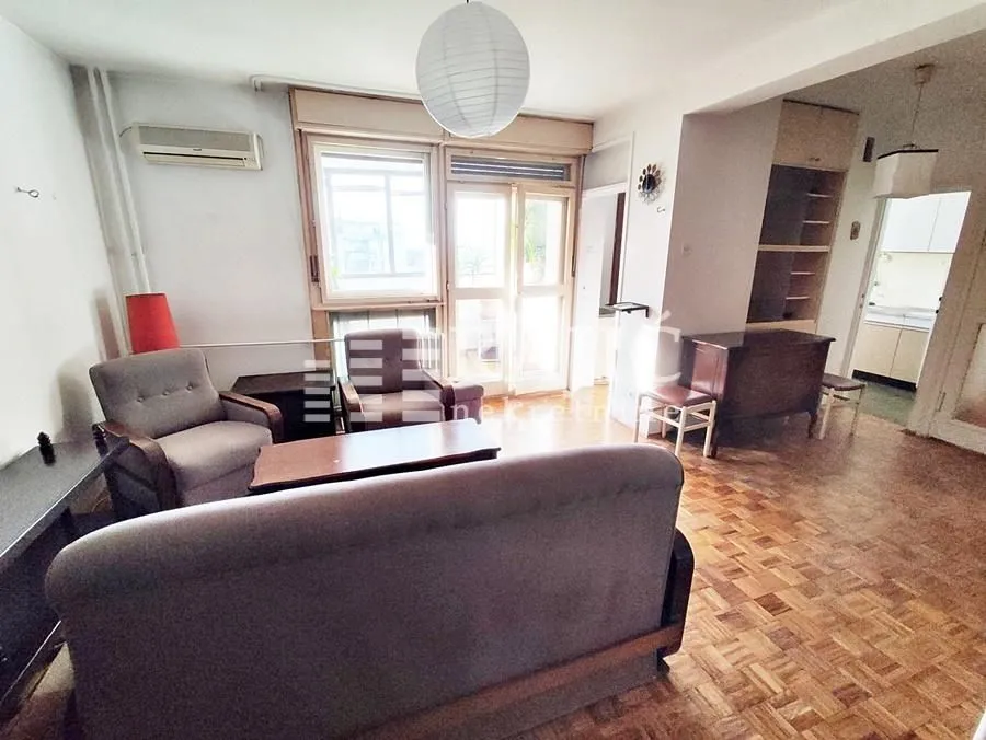 Living room with a seating set and parquet flooring.