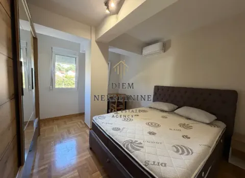 Namještena spavaća soba sa bračnim krevetom, plakarom i klima uređajem. - image 11