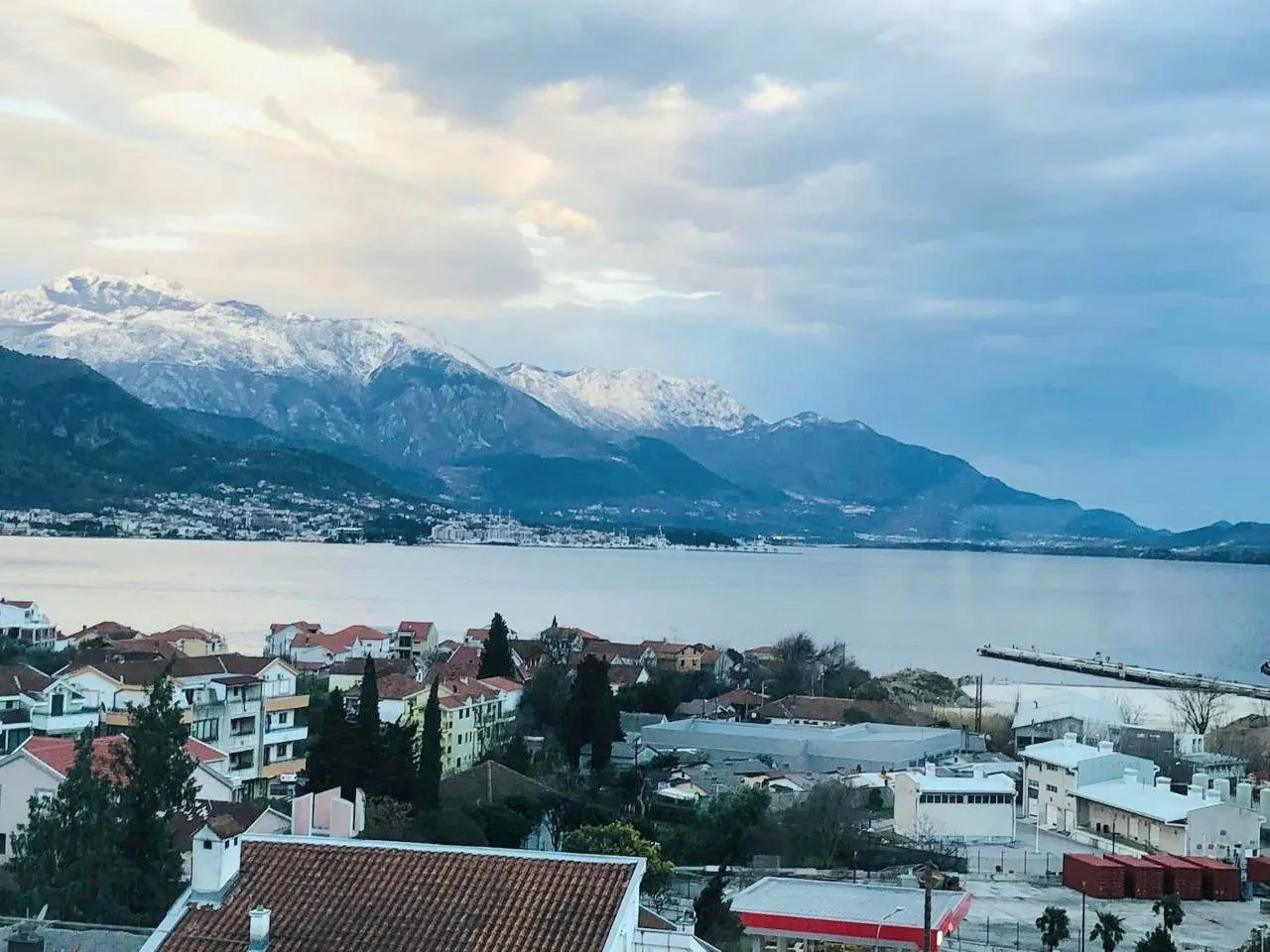 Pogled na zaliv i sniježne planine sa terase nekretnine.