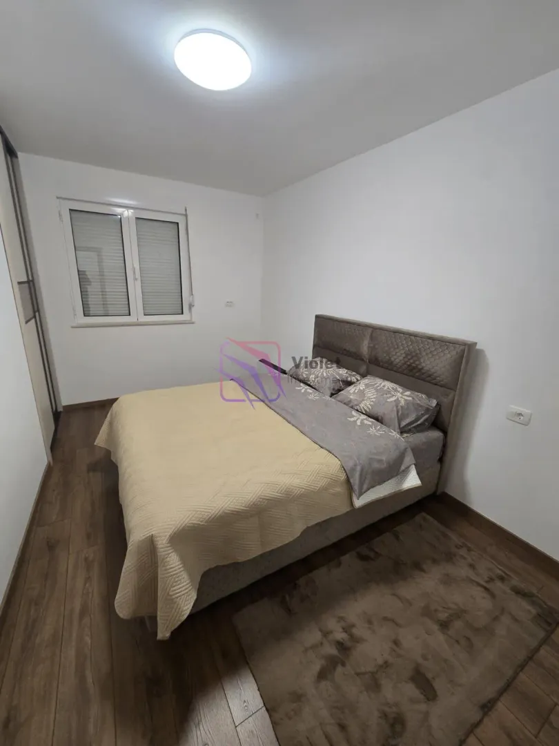 Spavaća soba sa bračnim krevetom i prozorom.