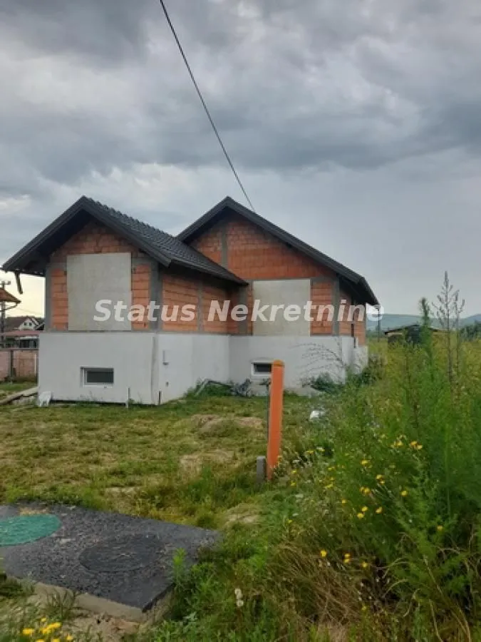 Pogled na spoljašnjost kuće u izgradnji sa okućnicom.