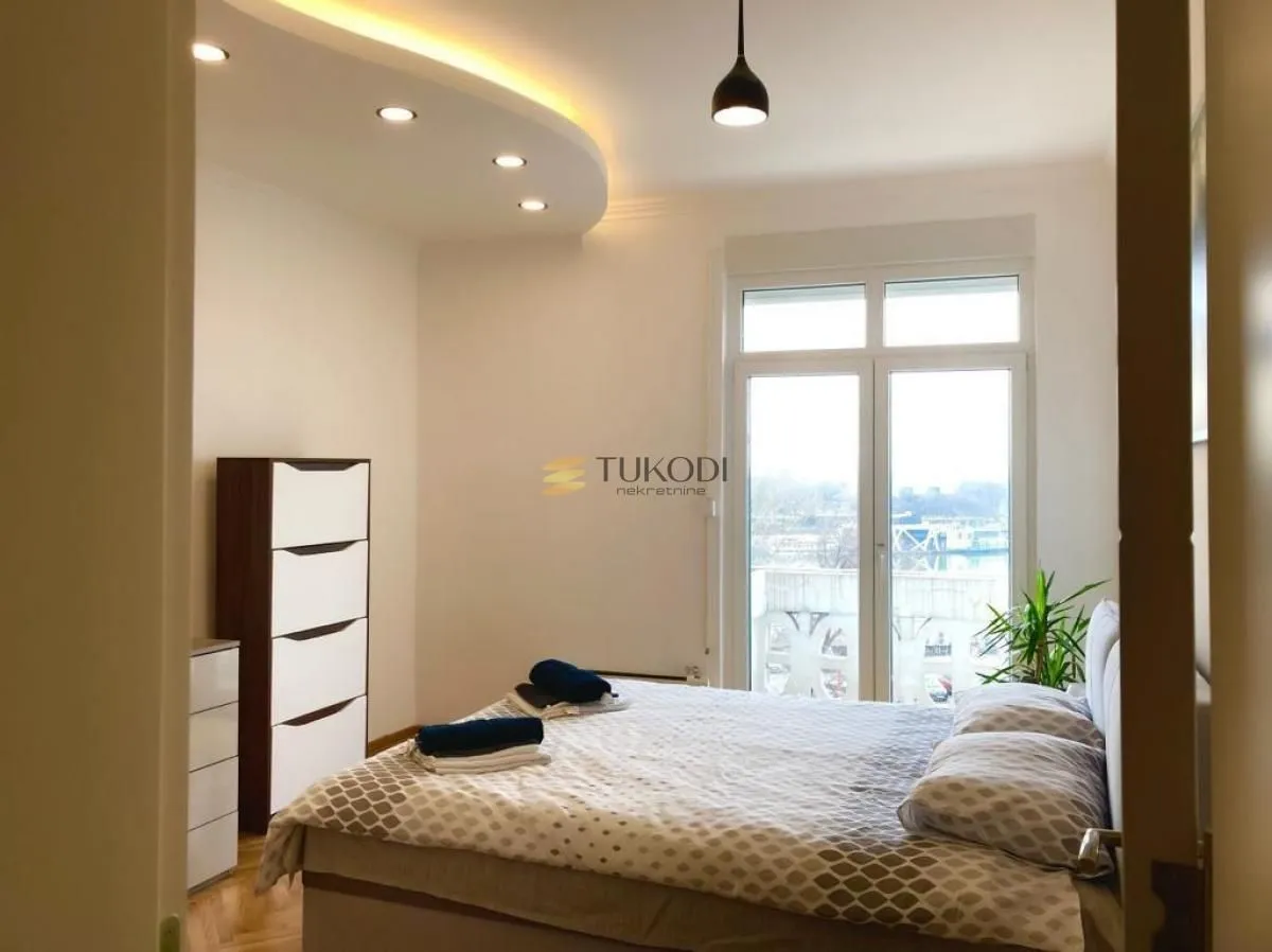 Furnished bedroom with a double bed, wardrobe, and access to the terrace.
