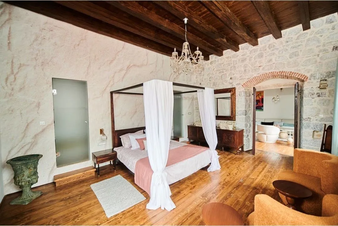 Prodaja, dvosoban stan, 129m², Dobrota, Kotor