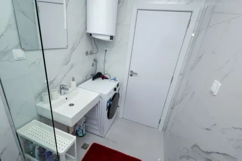 Moderno opremljeno kupatilo sa umivaonikom, veš mašinom i bojlerom. - image 16
