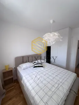 Moderna spavaća soba sa bračnim krevetom, bijelim garderoberom i osvjetljenjem. - image 6