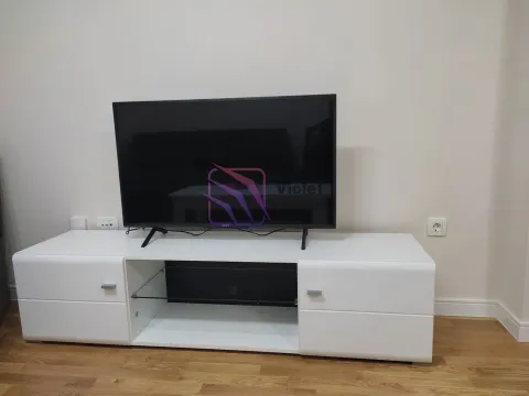 Bijela komoda sa televizorom u dnevnoj sobi. - image 3