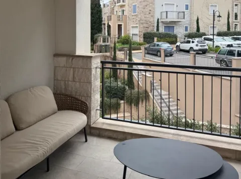 Natkriveni balkon sa garniturom za sedenje i pogledom na naselje. - image 7