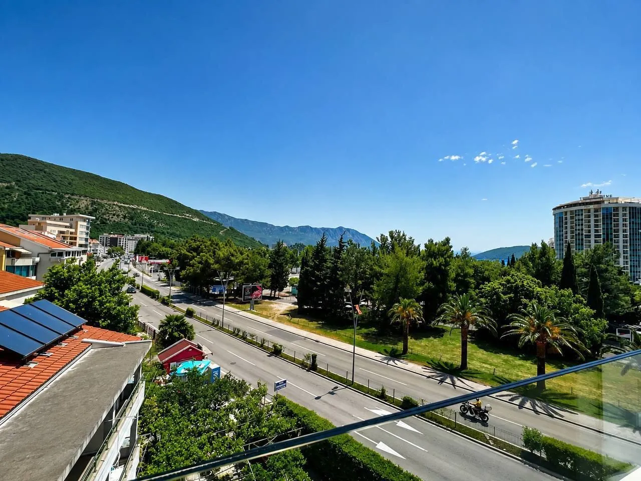 Pogled sa terase na okolinu, grad i zelenilo.