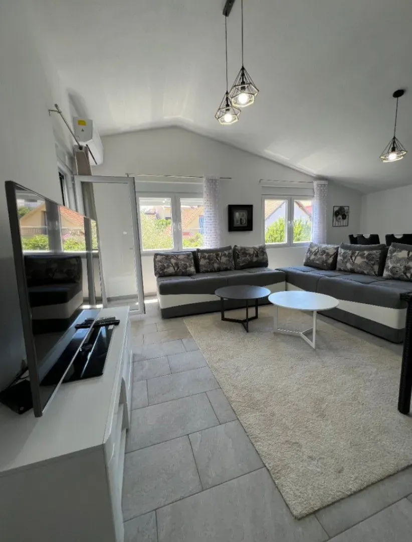 Rent, apartment, 92m², Dobre Vode, Bar