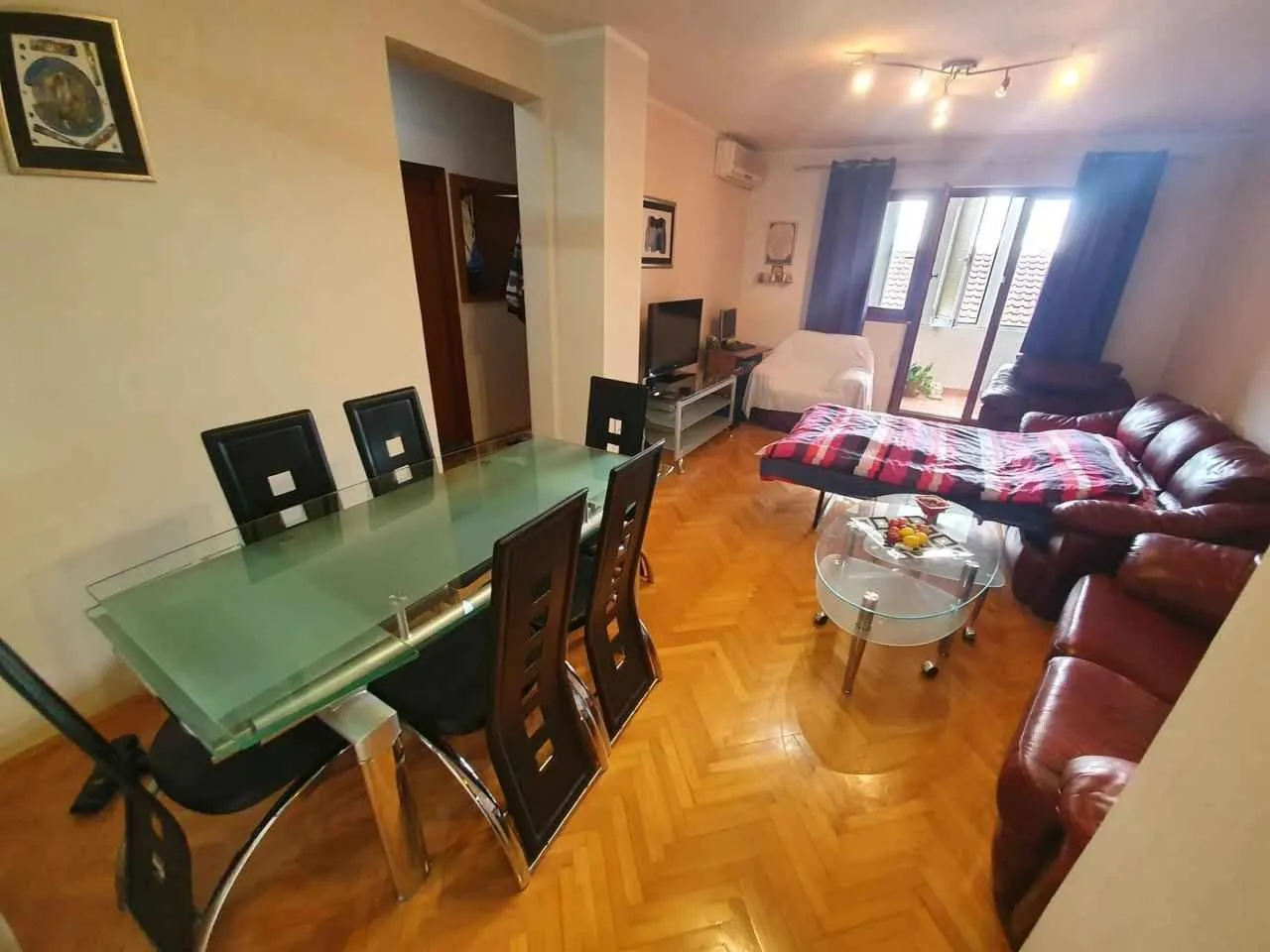 Prostrana dnevna soba sa trpezarijom i garniturom za sjedenje.