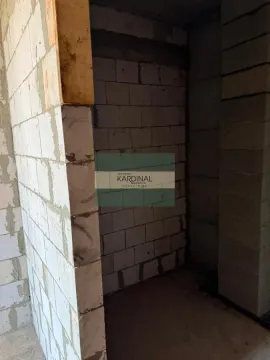 Pogled na dio nekretnine u izgradnji sa zidovima od cigle. - image 8