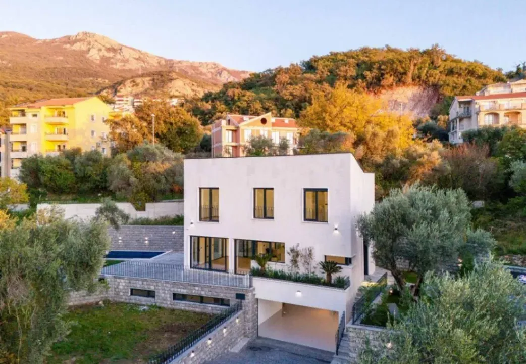 Prodaja, trosoban stan, 240m², Kamenovo, Budva