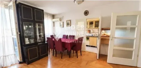 Trpezarija sa stolom, stolicama i tamnim drvenim ormarom. - image 17