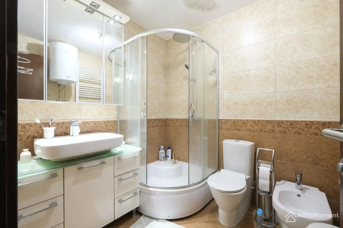 Sale, two bedroom apartment, 85m², Dobrota, Kotor