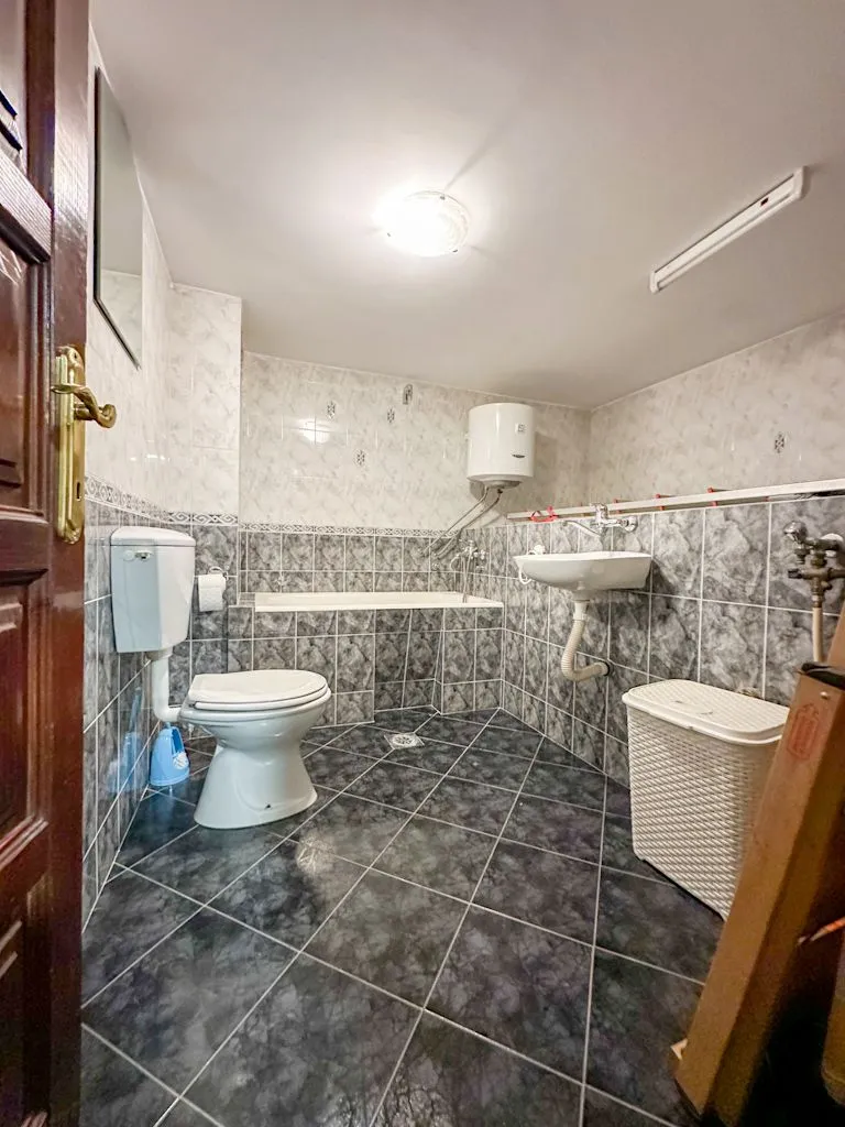 Izdavanje, kuća, 250m², Gorica C, Podgorica