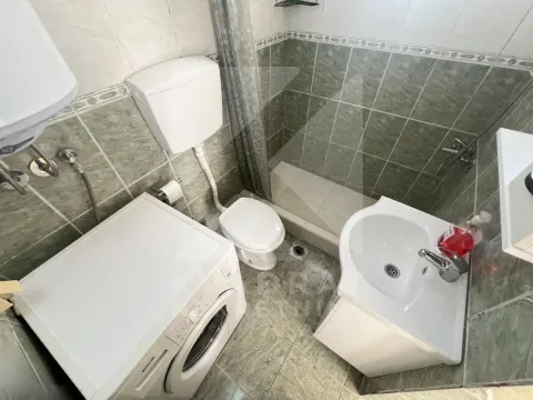 Manje kupatilo sa tuš kabinom, umivaonikom, WC šoljom i veš mašinom. - image 6