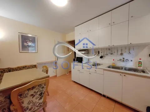 Kuhinja sa belim elementima i trpezarijskim stolom. - image 10