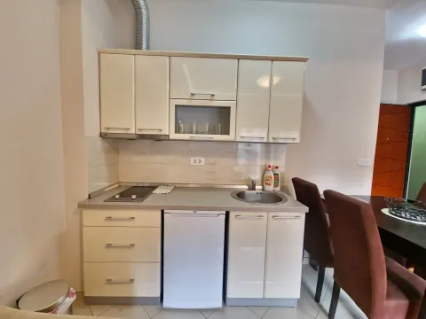 Manja kuhinja sa bijelim elementima i ugrađenim frižiderom. - image 7