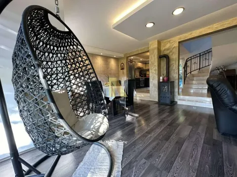 Prostrana dnevna soba sa visećom foteljom i modernim podom. - image 3