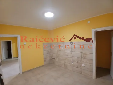 Prazna kuhinja sa keramičkim pločicama i žutim zidovima. - image 4