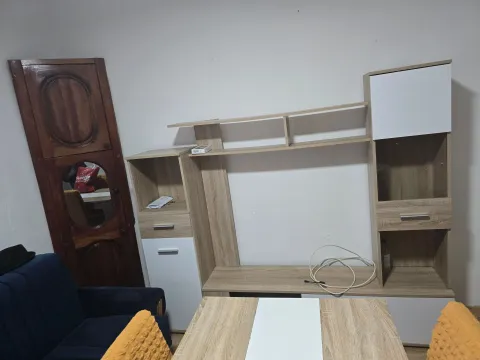 Dnevni boravak sa drvenim nameštajem i garniturom. - image 14