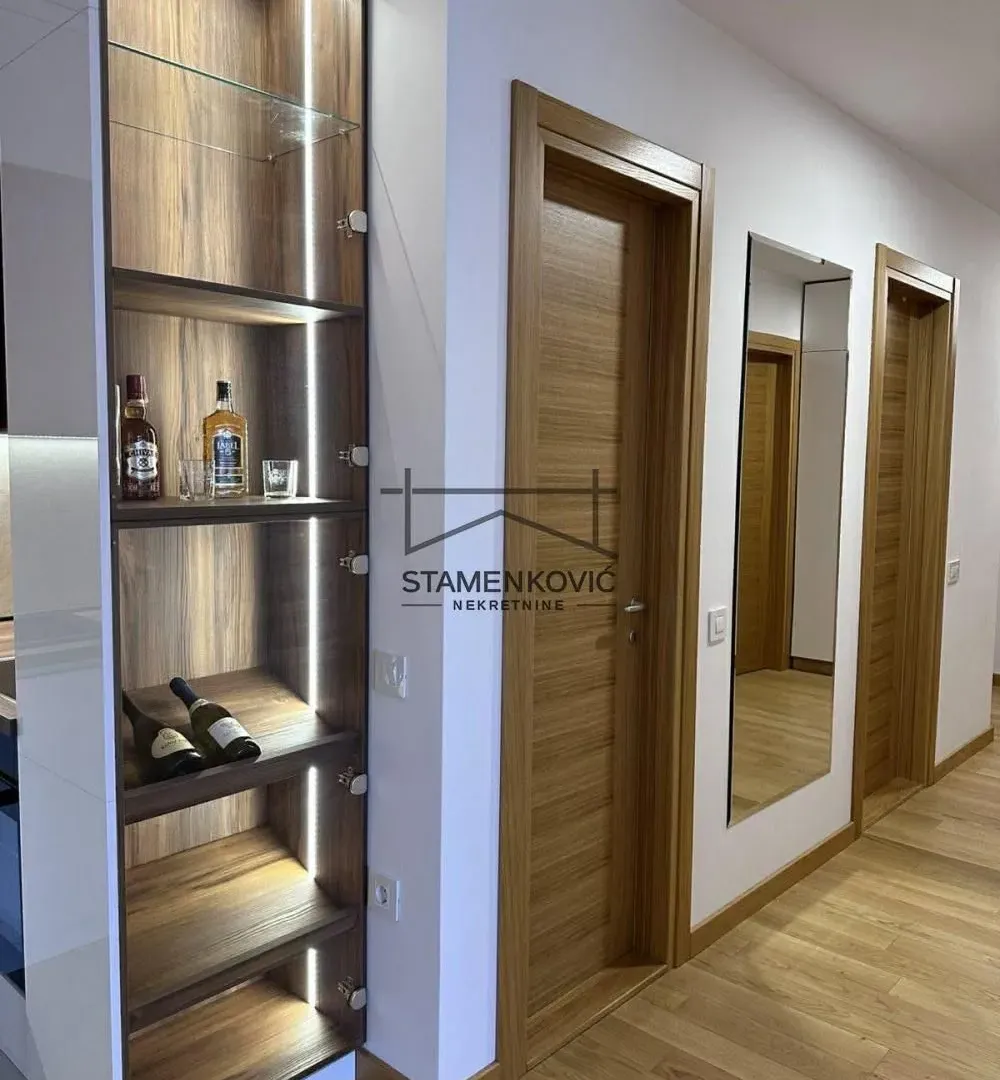 Izdavanje, dvosoban stan, 65m², Centar, Novi Sad