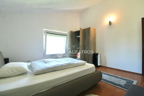 Namještena spavaća soba sa bračnim krevetom, ormarom i prozorom. - image 13
