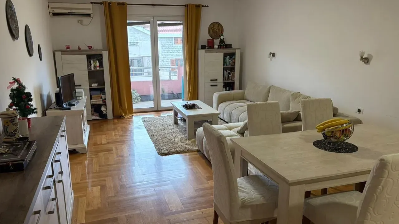Izdavanje, jednosoban stan, 84m², Tivat, Crna Gora