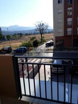 Pogled sa balkona na ulicu, parking i okolne zgrade. - image 4