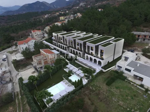Pogled iz vazduha na modernu zgradu sa bazenom i uređenim dvorištem. - image 18