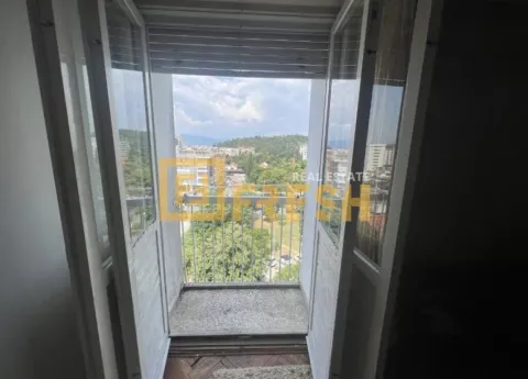 Pogled sa balkona na grad i okolno zelenilo. - image 2