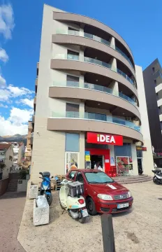 Eksterijer višestambene zgrade sa poslovnim prostorom u prizemlju. - image 7