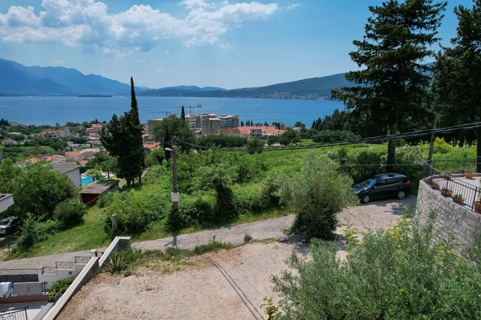 Pogled sa terase na more i okolno zelenilo.