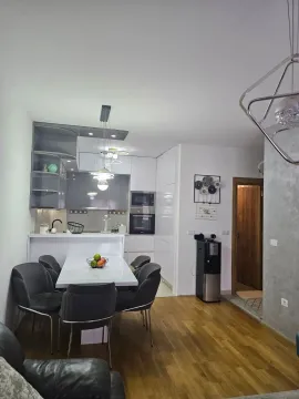 Kuhinja sa trpezarijom i modernim namještajem. - image 4