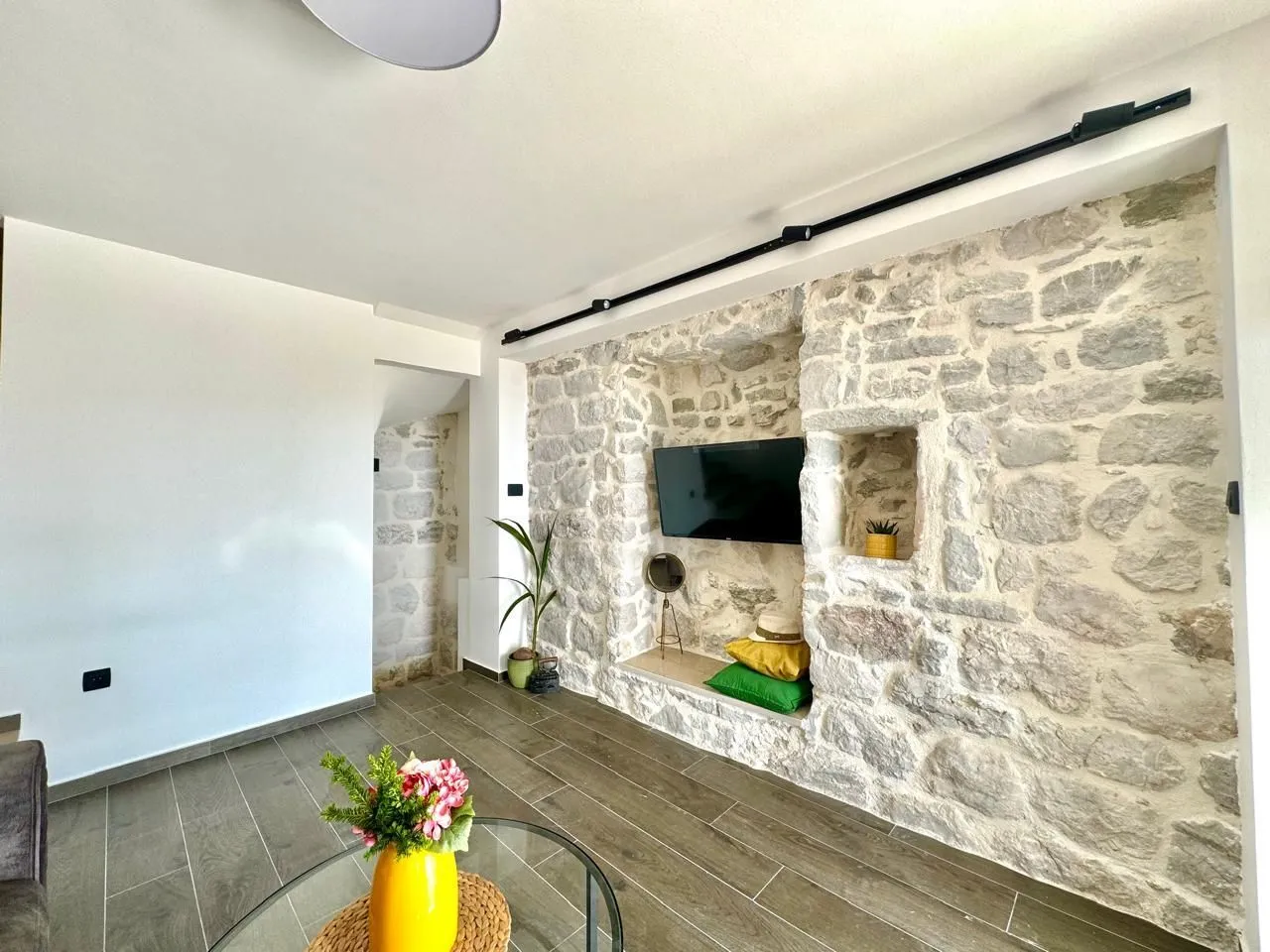 Izdavanje, kuća, 120m², Kuljače, Budva