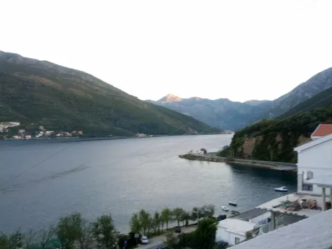 Pogled na zaliv i planine sa terase nekretnine. - image 20