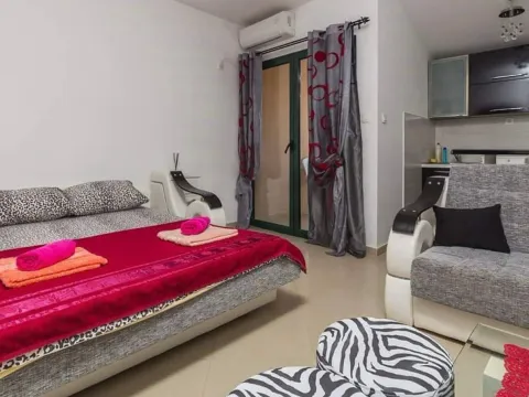 Izdavanje, kuća, 280m², Centar, Budva - image 8