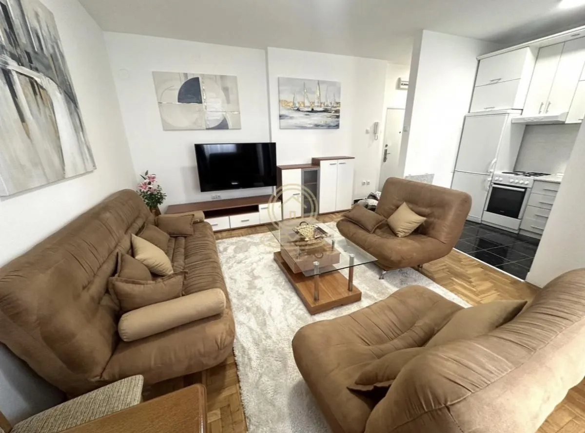 Izdavanje, dvosoban stan, 46m², Sajmište, Novi Sad