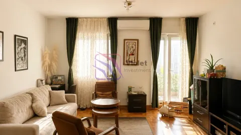 Dnevna soba sa garniturom, stočićem i televizorom. - image 2
