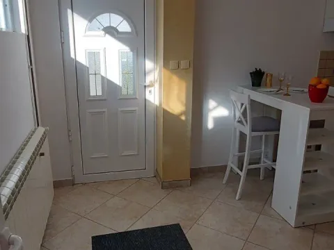 Izdavanje, garsonjera, 35m², Škaljari, Kotor - image 14
