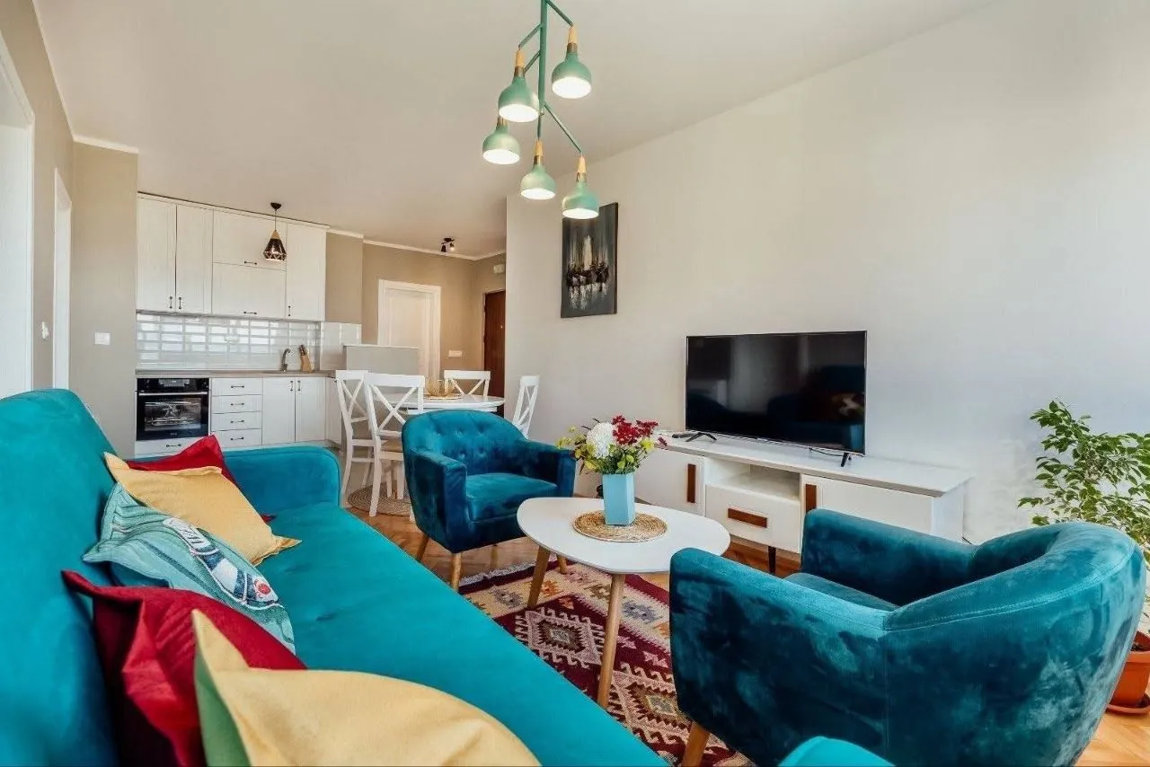 Izdavanje, dvosoban stan, 70m², Centar, Tivat
