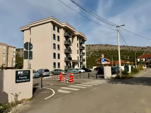 Eksterijer stambene zgrade sa parkingom i rampom. - image 15
