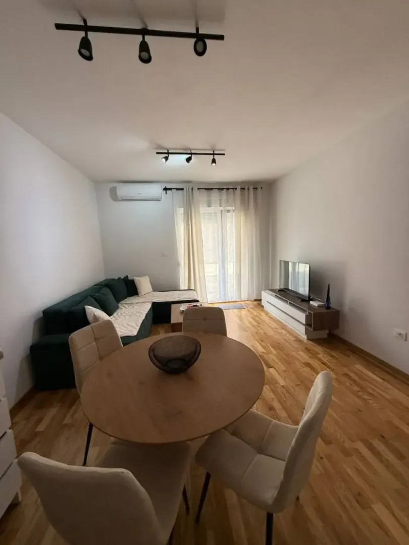 Dnevni boravak sa trpezarijom i garniturom za sjedenje.